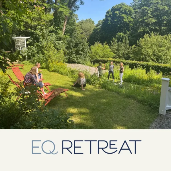 Außenaufnahme des emko EQ Retreats mit Naturumgebung als Raum für emotionale Entwicklung und Selbstreflexion.